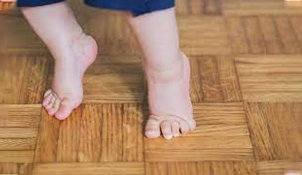 Đi nhón chân là một trong những dấu hiệu sớm của trẻ tự kỷ